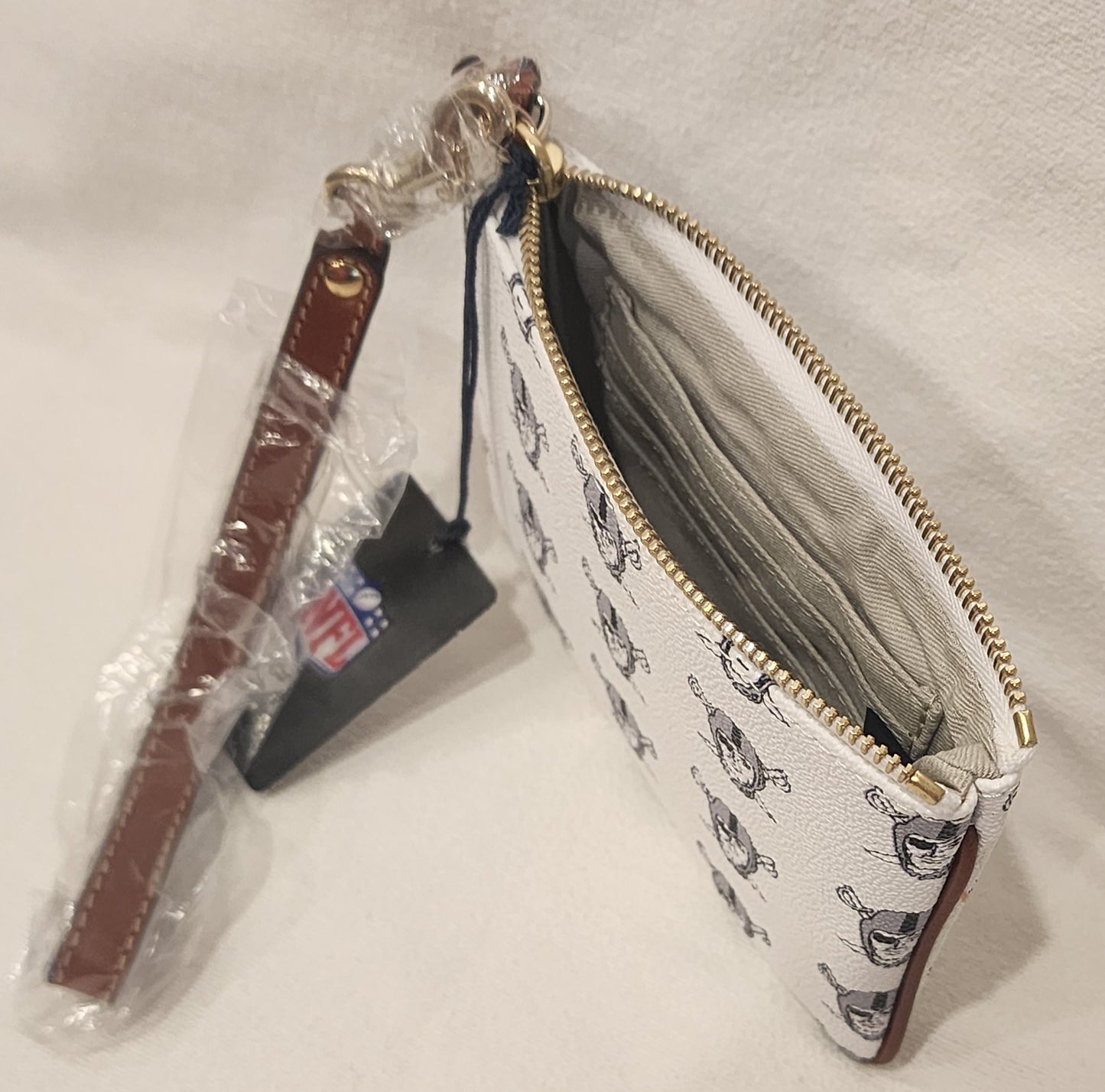 LAS VEGAS RAIDERS STADIUM WRISTLET